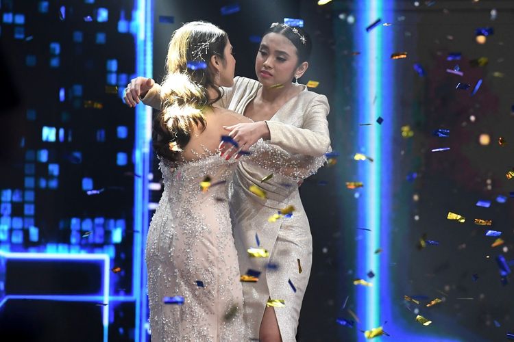 Grand finalis Indonesian Idol Lyodra (kanan) dan Tiara berpelukan sesaat setelah pembacaan hasil voting pada Result and Reunion Show Indonesian Idol X di Studio RCTI, Jakarta, Selasa (3/3/2020) dini hari. Lyodra menjadi juara Indonesian Idol X. 
