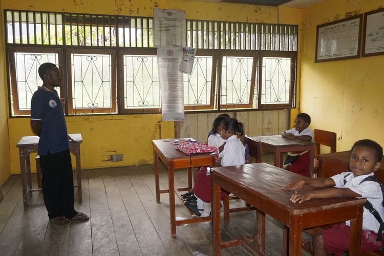 Melki Wally, guru honorer, terlihat serius memberikan arahan, terkait kegiatan belajar mengajar kepada beberapa siswa kelas 1 di SD YPPK Ubrub, Kampung Umuaf, Distrik Web, Kabupaten Keerom, Papua, Senin (25/9/2023).