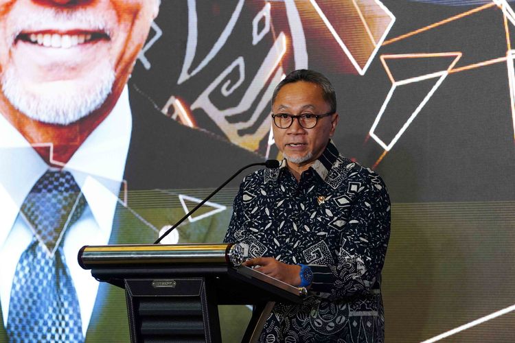 Menteri Perdagangan (Mendag) Zulkifli Hasan (Zulhas) saat membuka Sesi Tahunan ke-59 atau Pertemuan Tingkat Menteri Komunitas Kelapa Internasional yang digelar di Bandar Lampung, Provinsi Lampung, Selasa (5/12/2023).
           