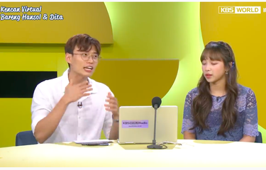 YouTuber Jang Hansol (kiri) dan member girlband SECRET NUMBER Dita Karang tampil di KBS World Indonesia.