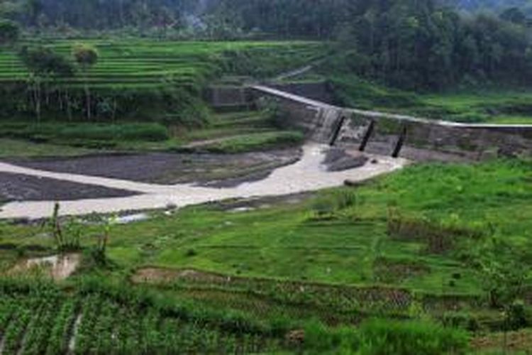 Areal persawahan di sekitar check dam di Tulungrejo, Blitar, Jawa Timur, Kamis (10/11/2011. Terdapat banyak check dam di kaki Gunung kelud yang berfungsi menahan volume aliran lahar. KOMPAS IMAGES/FIKRIA HIDAYAT