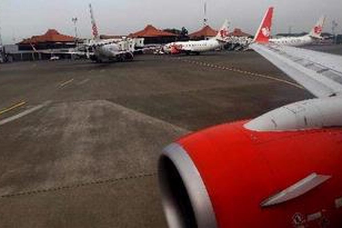 Pesawat Lion Air Boeing 737-900ER di apron Terminal 1A Bandara Internasional Soekarno-Hatta, Jakarta.  