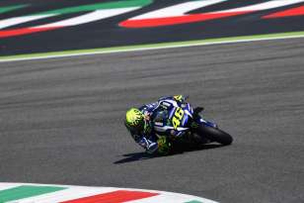 Pebalap Movistar Yamaha asal Italia, Valentino Rossi, memacu motornya pada sesi latihan bebas ketiga GP Italia di Sirkuit Mugello, Sabtu (21/5/2016).