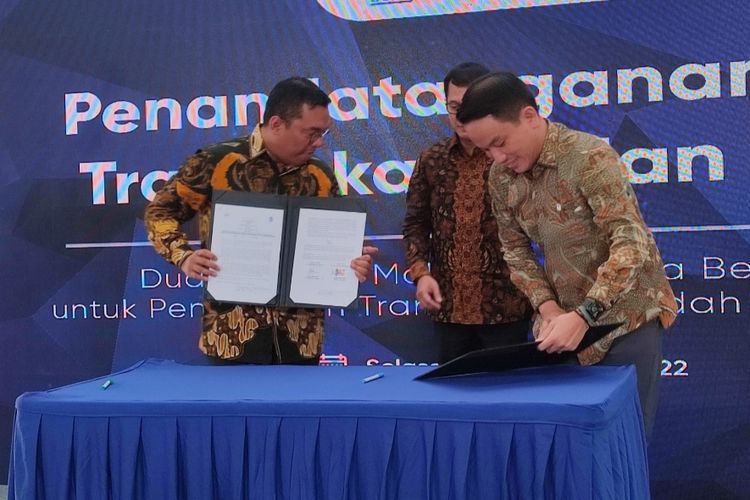 Penandatanganan kerja sama antara PT Transportasi Jakarta (Transjakarta) dengan GoTo dan konferensi pers di halte CWS, Kebayoran Baru, Jakarta Selatan, Selasa (13/12/2022).