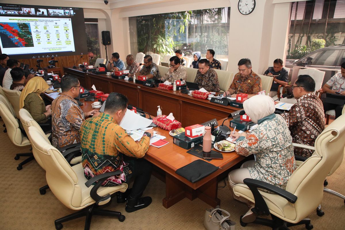 Menteri Dalam Negeri (Mendagri) Muhammad Tito Karnavian memimpin Rapat Koordinasi dengan agenda Pengecekan Indikator Pemulihan Pemerintahan dan Kemasyarakatan Pascabencana di Wilayah Sumatera secara virtual dari Kantor Pusat Kementerian Dalam Negeri (Kemendagri), Jakarta, Jumat (9/1/2026).
