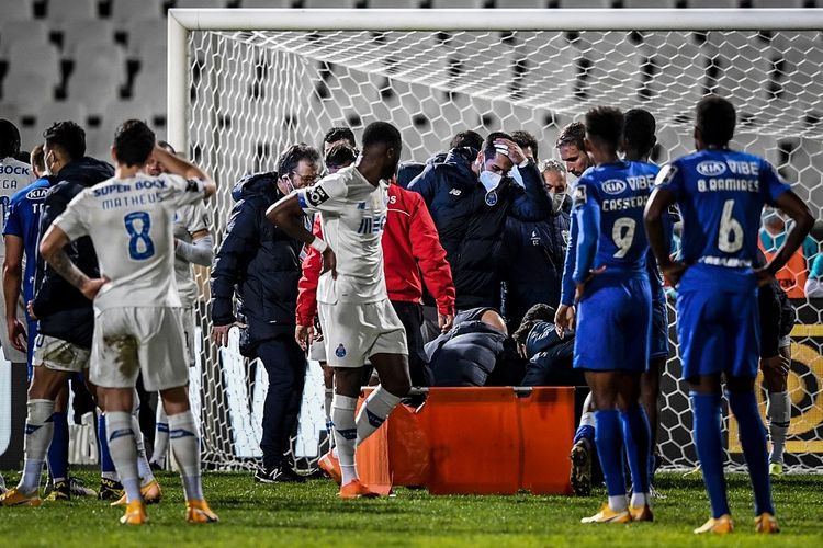 Petugas medis masuk ke lapangan setelah bek FC Porto, Nanu, tak sadarkan diri akibat benturan keras dengan kiper Belenenses, Stanislav Kritsyuk.