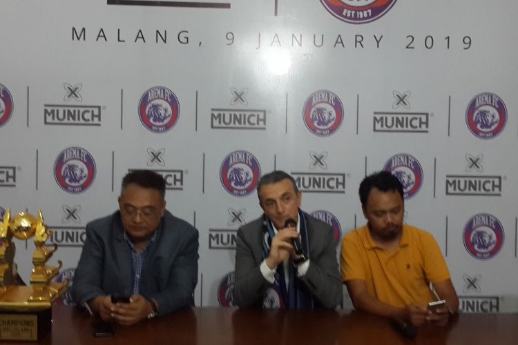 General Manager Arema FC Ruddy Widodo (kiri) bersama Pelatih Arema FC Milomir Seslija dalam konferensi pers di Kantor Arema FC, Kota Malang, Rabu (9/1/2019)