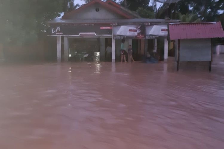 Banjir merendam rumah warga di Kecamatan Rambah, Kabupaten Rohul, Riau, Minggu (24/11/2019).