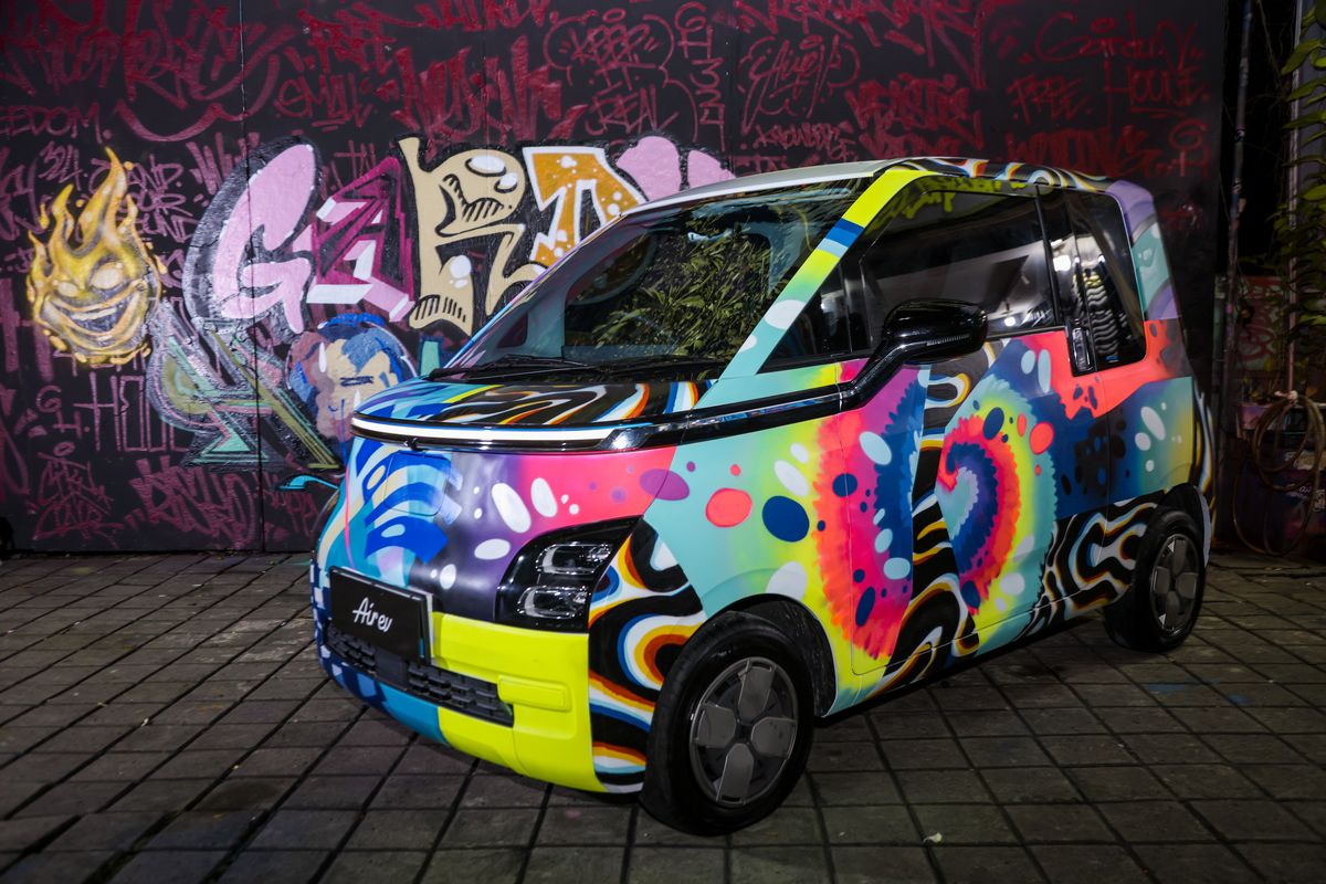 Mobil listrik Wuling Air ev yang dicat menggunakan teknik graffiti oleh Gardu House