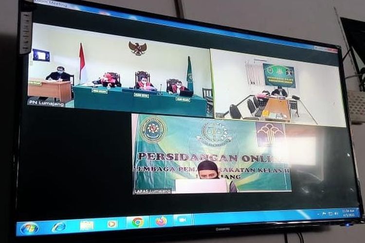 Hadfana Firdaus, terdakwa penendang sesajen di lokasi terdampak erupsi Gunung Semeru, Lumajang, saat menjalani sidang perdana secara online, Selasa (5/4/20220)