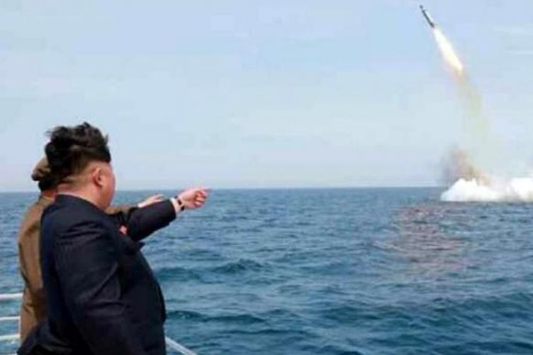 Pemimpin Korea Utara Kim Jong Un menyaksikan peluncuran sebuah misil balistik dari kapal selam di perairan dekat Sinpo, di timur laut negeri itu. Militer AS mengklaim foto ini adalah foto palsu yang direkayasa demi kepentingan propaganda.


