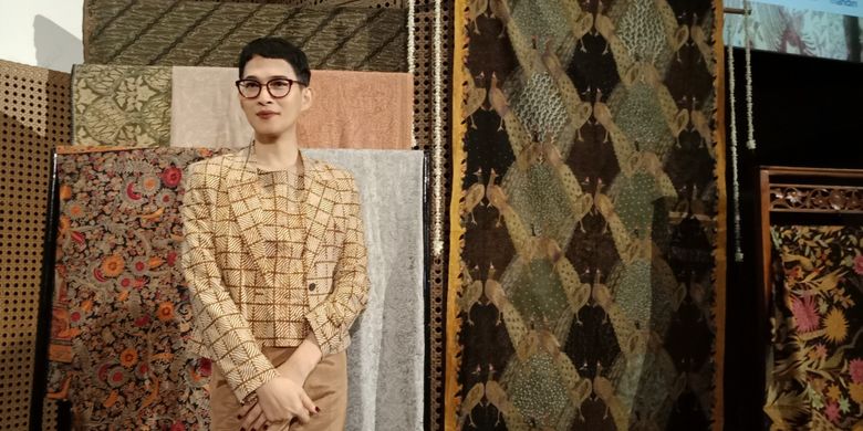 Desainer ternama tanah air, Oscar Lawalata berpose di depan sejumlah kain batik yang akan dipamerkan di markas UNESCO, Paris, Juni 2018 mendatang.