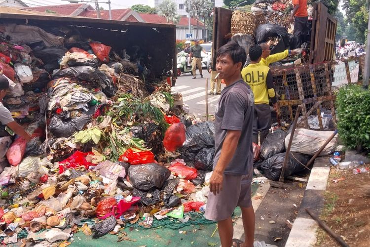 Sebelum Terguling, Truk Sampah di Bogor Miring dan Kelebihan Muatan