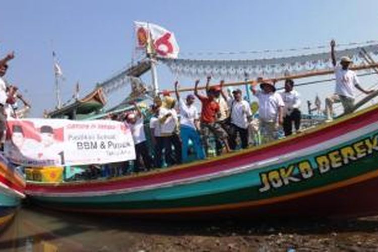 Perwakilan nelayan Jember, Jawa Timur, yang tergabung dalam Kelompok Usaha Bersama (KUB), mendeklarasikan dukungan terhadap calon presiden dan wakil presiden, Prabowo Subianto- Hatta Rajasa. Deklarasi itu dilakukan di atas perahu, Sabtu (21/6/2014).