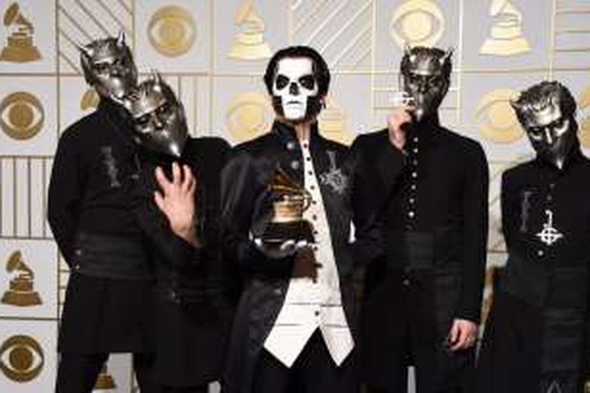 Ghost, dengan trofi Best Metal Performance yang mereka dapat berkat lagu Cirice, diabadikan di ruang jumpa pers dalam Grammy Awards 2016 atau yang ke-58, yang diadakan di Staples Center, Los Angeles, California, AS, pada Senin (15/2/2016) malam waktu setempat.