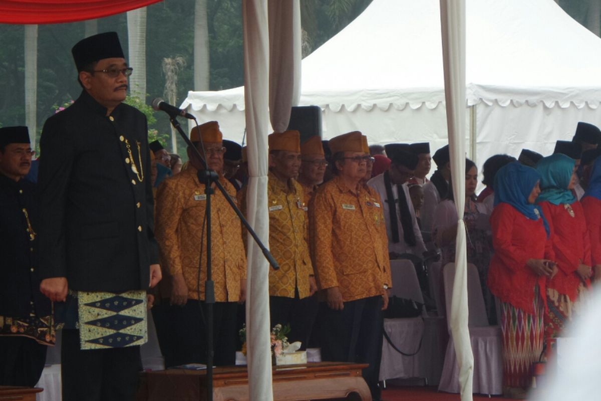 Gubernur DKI Jakarta Djarot Saiful Hidayat menjadi irup dalam Upacara Peringatan HUT ke-490 DKI Jakarta, Jalan Medan Merdeka Selatan, Kamis (22/6/2017). 