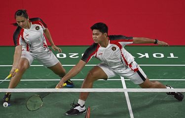 Ganda campuran Indonesia Melati Daeva Oktavianti (kiri) dan Praveen Jordan mencoba mengembalikan pukulan Zheng Siwei dan Huang Yaqiong dari China pada perempat final Olimpiade Tokyo 2020 di Musashino Forest Sports Plaza di Tokyo pada 28 Juli 2021.