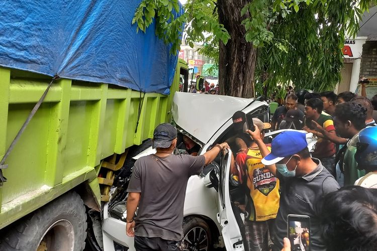 Kondisi mobil Honda Jazz yang ringsek akibat ditabrak mobil truk tronton yang mengalami rem blong di Tuban