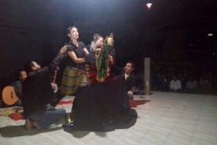 Mahasiswa asing dari ISI Solo saat mementaskan wayang sampah di sekolah alam Ramadhani, Mojoroto, Kota Kediri, Jawa Timur, Minggu (8/6/2014).