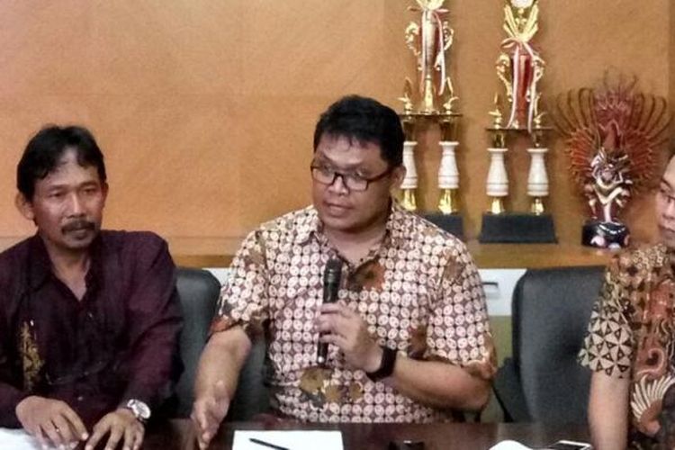 drh. Heru Susetya MP Ph.D. (baju coklat sebelah kiri)  Ketua Departemen Kesehatan Masyarakat Veteriner, Fakultas Kedokteran Hewan, Universitas Gadjah Mada (UGM) dalam jumpa pers, Sabtu (21/1/2017)