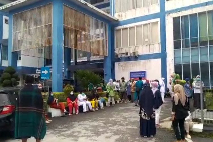 Sejumlah pasien RSUP M Djamil Padang keluar karena diguncang gempa, Rabu (5/5/2021)