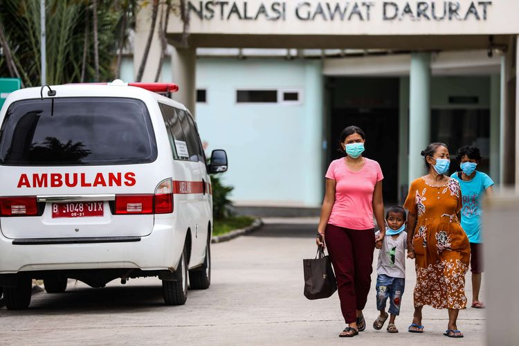 Aktivitas masyarakat saat berada di Rumah Sakit Penyakit Infeksi (RSPI) Sulianti Saroso, Jakarta Utara, Senin (9/3/2020). Pemerintah resmi mengumumkan bertambahnya pasien yang dikonfirmasi positif tertular virus corona pada hari minggu, total ada 6 pasien kasus Covid-19.