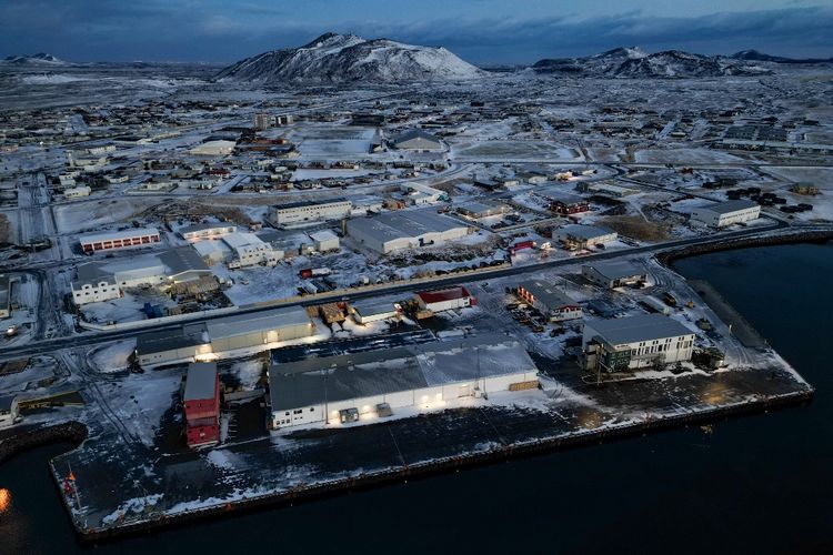 Suasana pelabuhan di kota Grindavik, Islandia barat, pasca letusan gunung berapi pada Senin (18/12/2023) malam.