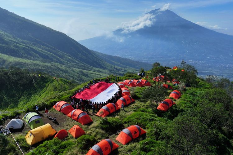 Hari Kartini 2024, Sebanyak 100 Perempuan Kenakan Kebaya di Puncak Gunung Kembang Wonosobo