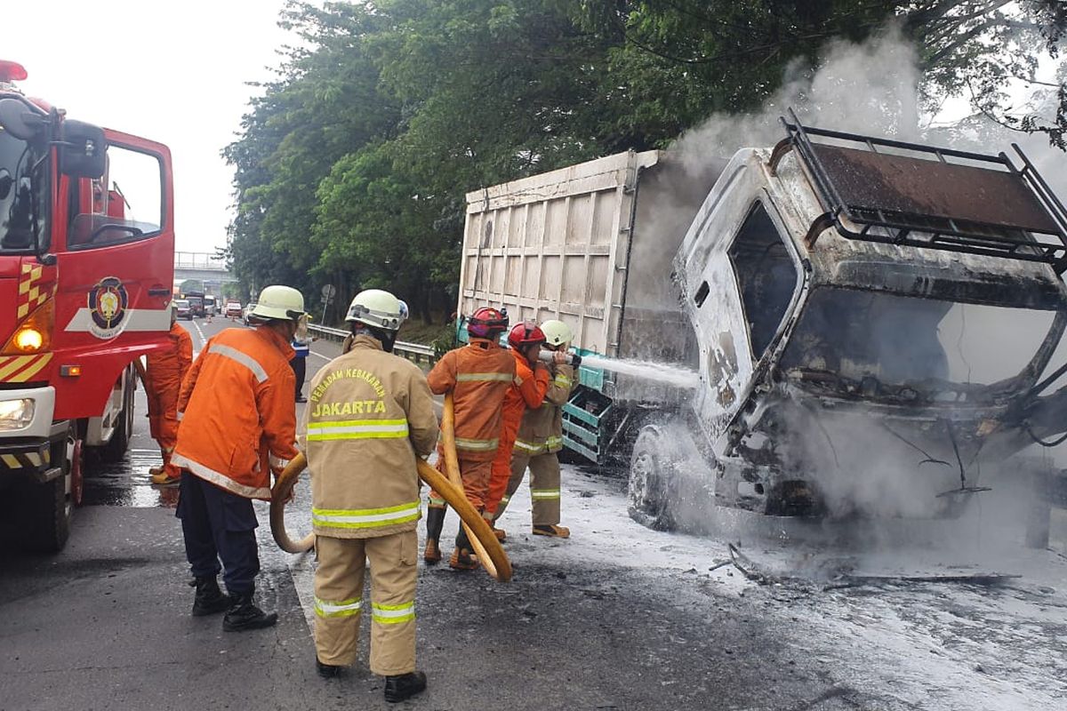 Sebuah dump truck terbakar di Jalam Tol Lingkar Luar KM 35, Setu, Cipayung, Jakarta Timur, Rabu (3/3/2021) siang.