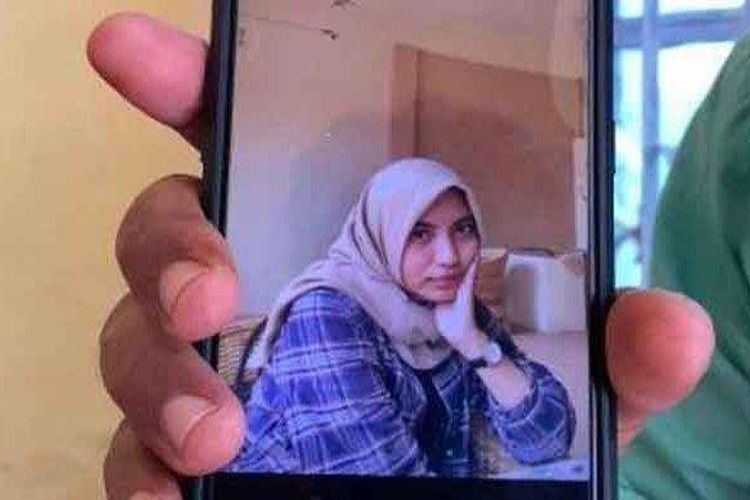 Ayah kandung Mahira Dinabila menunjukkan foto semasa korban hidup, Senin (8/5/2023). 
