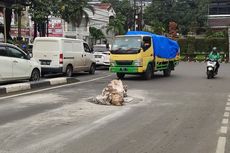 Karung Pasir di Tengah Jalan Pejaten Diduga Diletakkan Malam Hari Tanpa Izin