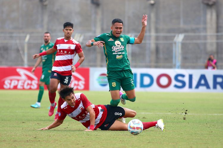 Suasana pada laga Madura United vs Persebaya Surabaya dalam lanjutan laga Liga 1 2023-2024, Minggu (17/9/2023).