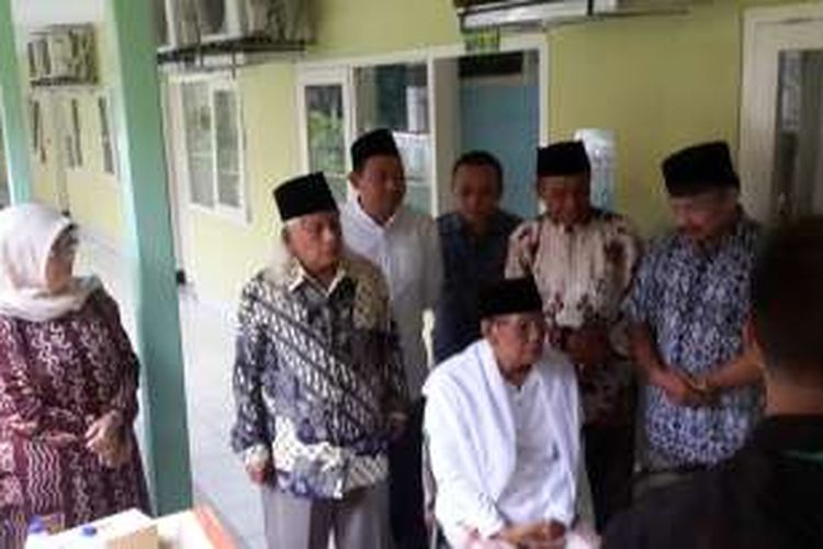 KH Hasyim Muzadi saat keluar dari ruang tempatnya dirawat untuk menyapa wartawan usai dijenguk oleh Wakil Presiden Jusuf Kalla di Rumah Sakit Lavalette Kota Malang, Senin (16/1/2017)