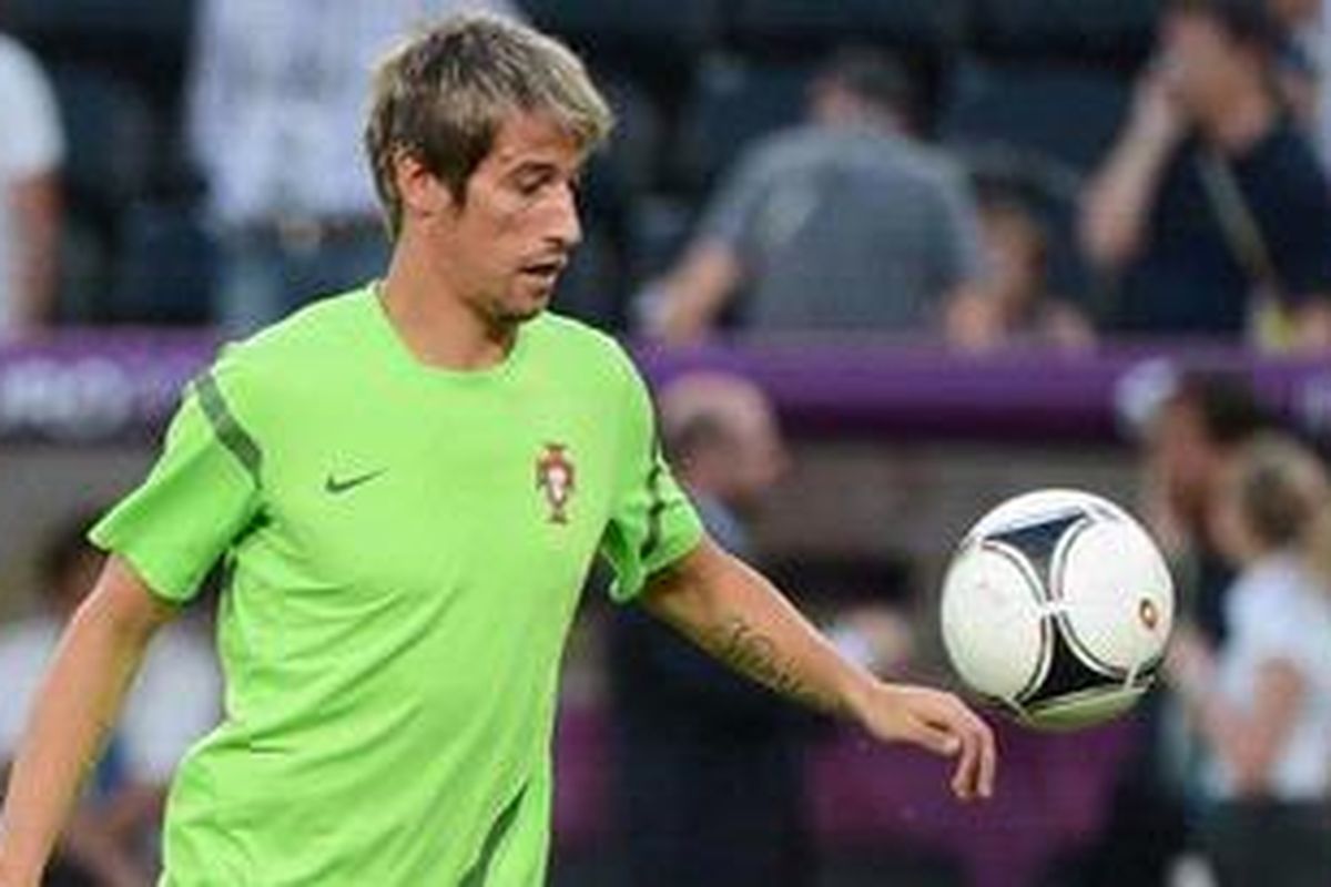Bek tim nasional Portugal, Fabio Coentrao, dalam sesi latihan, Selasa (26/6/2012) di Stadion Donbass Arena di Donetsk. Portugal akan berhadapan dengan Spanyol dalam laga semifinal Piala Eropa 2012, Rabu (27/6/21012) di Donetsk.