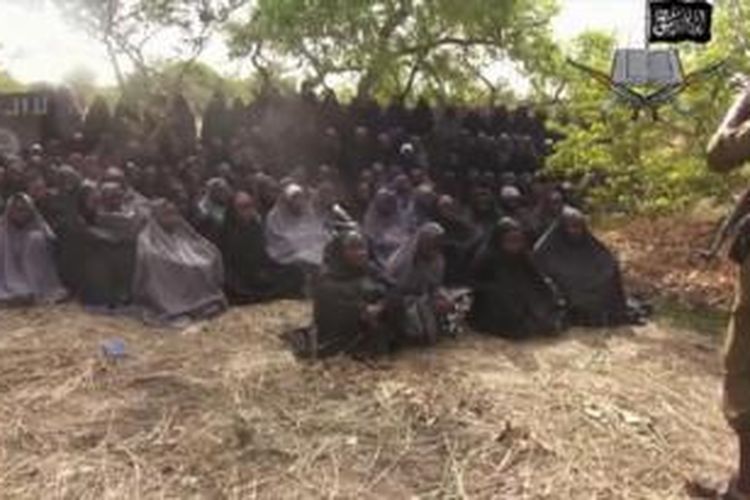 Para siswi Nigeria yang diculik oleh militan Boko Haram muncul dalam video yang dirilis kelompok militan tersebut (12/5). 