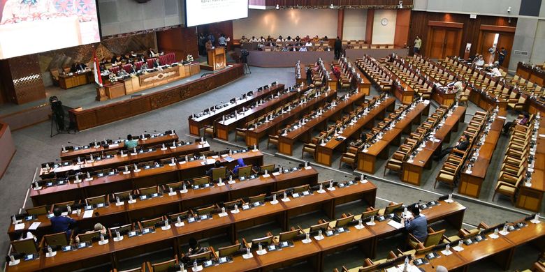 Anggota DPR mengikuti Rapat Paripurna di Kompleks Parlemen, Senayan, Jakarta, Selasa (17/9/2019). Pemerintah dan DPR menyepakati pengesahan revisi UU Nomor 30 Tahun 2002 tentang Komisi Pemberantasan Korupsi (KPK) yang dihadiri oleh 80 orang anggota DPR.