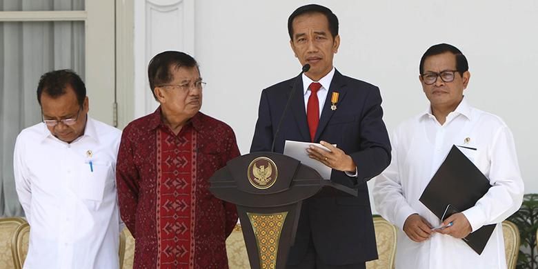 Presiden Joko Widodo didampingi Wapres Jusuf Kalla, Mensesneg Pratikno, dan Menseskab Pramono Anung mengumumkan perombakan kabinet atau reshuffle jilid 2, di teras belakang Istana Merdeka, Jakarta, Rabu (27/7/2016). Presiden mengumumkan 12 nama menteri dan Kepala BKPM.