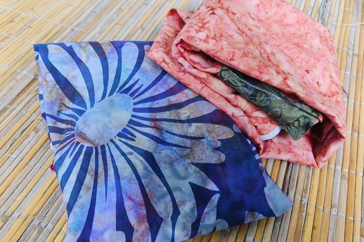 Bahan tekstil sentuhan nusantara yang menjadi bahan dasar Eka Setyowati, seorang ibu asal Surabaya yang memiliki hobi menjahit dari sekadar pesanan kecil melahirkan Decak Handmades berhasil meraih panggung internasional.