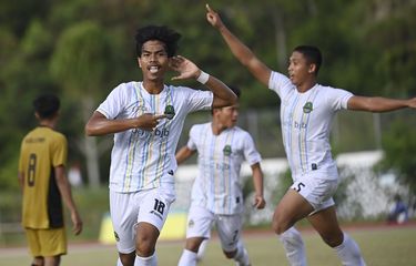 Pesepak bola Jawa Barat Andri Febriansyah (kedua kanan) melakukan selebrasi bersama rekan setimnya usai membobol gawang tim Maluku Utara saat pertandingan penyisihan sepak bola putra PON Papua di Stadion Mahacandra Universitas Cendrawasih, Kota Jayapura, Papua, Minggu (3/10/2021). ANTARA FOTO/Nova Wahyudi/wsj.