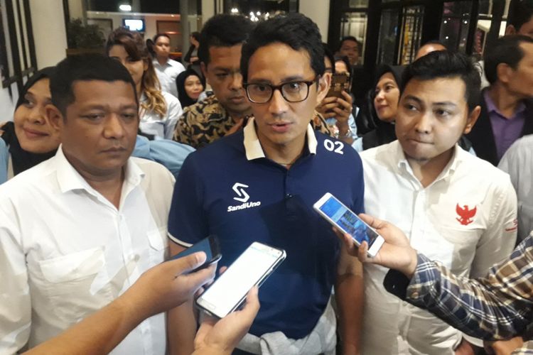 Cawapres nomor 02 Sandiaga Salahudin Uno (tengah) usai konsolidasi relawan di Surabaya, Senin (21/1/2019)