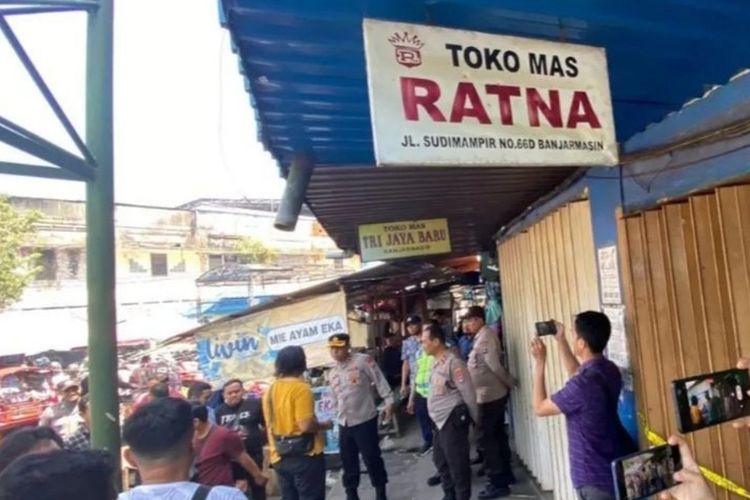Polisi sementara melakukan penyelidikan di sebuah toko emas di Pasar Sudimampir Banjarmasin, Kalsel yang dibobol maling pada, Selasa (16/5/2023). 