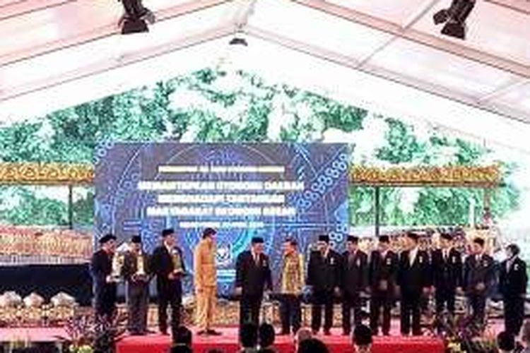 Wakil Presiden Jusuf Kalla usai menyerahkan penghargaanParasamya Purnakarya Nugraha dan Satyalancana Karya Bhakti Praja Nugraha di peringatan Otda 2016 di alun-alun Wates Kulonprogo, Senin (25/04/2016)