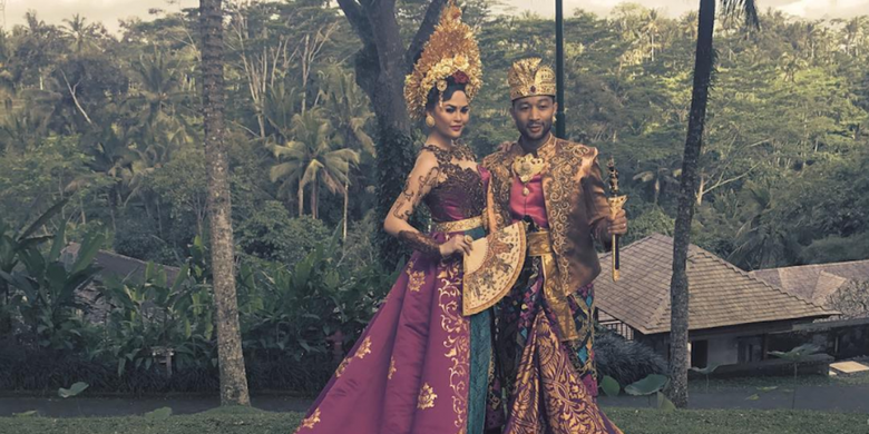 Chrissy Teigen dan John Legend berkunjung ke Bali dan mengenakan busana adat khas Bali. 