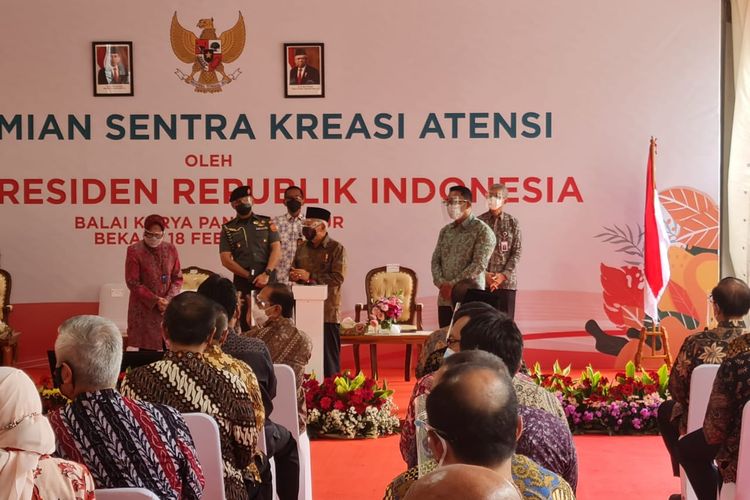 Wakil Presiden Ma'ruf Amin didampingi Menteri Sosial Tri Rismaharini, dan Gubernur Jawa Barat Ridwan Kamil, saat meresmikan Sentra Kreasi Atensi di Bekasi, Jawa Barat, Kamis (18/2/2021).