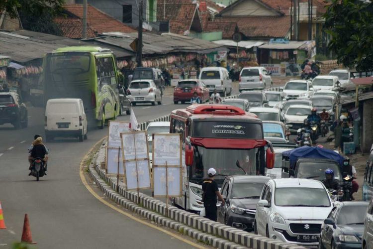 Volume kendaraan yang melintas di kawasan Nagreg dan Cileunyi Kabupaten Bandung Jawa Barat diklaim polisi telah mengalami penuruan yang signifikan