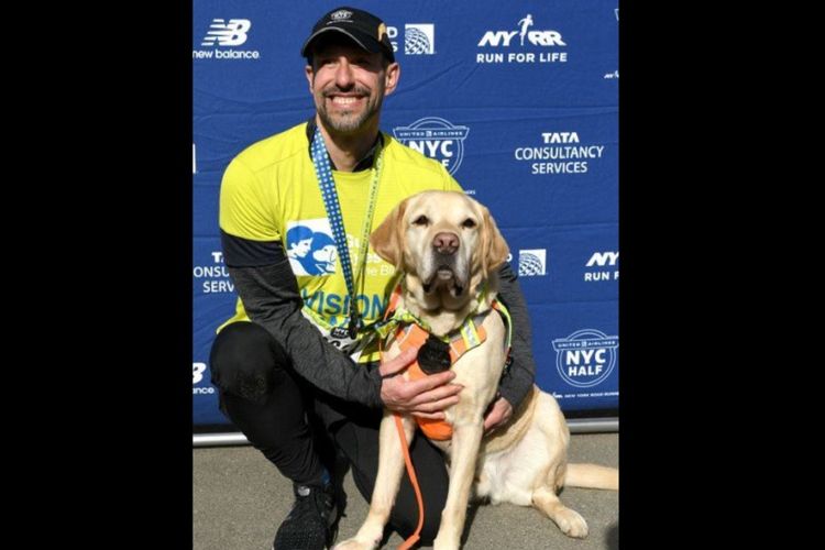 Presiden dan CEO Guiding Eyes for the Blind Thomas Panek bersama anjing pemandunya, Gus, setelah mengikuti New York City Half Marathon, Minggu (17/3/2019).  (Instagram/Guiding Eyes for the Blind)