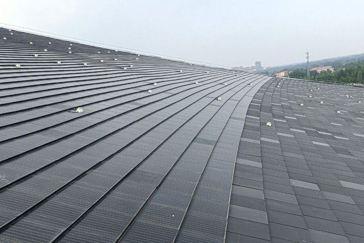 Ondusolar Tile dari PT Onduline Indonesia. Produk ini berbentuk atap yang diintegrasikan dengan sistem listrik tenaga surya (photovoltaic/PV) 