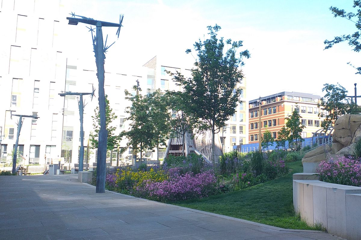 Sebagai bagian dari proyek regenerasi unggulan Dewan Kota Sheffield, The Heart of the City II dan Connecting Sheffield, pembangunan di jantung kota ini merupakan keputusan yang menyentuh hati setelah berakhirnya Covid-19.

