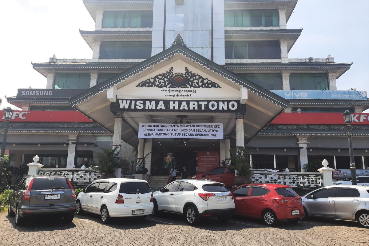 Sepanduk informasi berhenti operasional terpasang di depan Wisma Hartono Jalan Sudirman, Kota Yogyakarta. Wisma Hartono berhenti operasional mulai 4 Mei 2025.