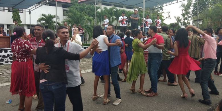 Para peserta lomba dansa menunjukkan kebolehannya di depan kantor Bupati Timor Tengah Utara (TTU), Nusa Tenggara Timur (NTT), Jumat (24/11/2017).